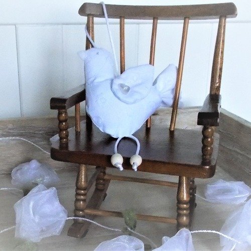Mobile oiseau en tissu blanc brodé
