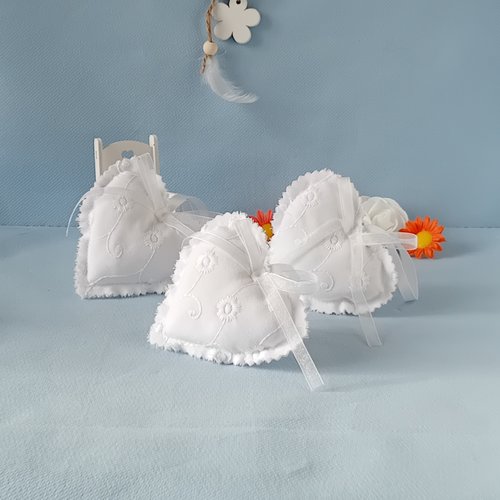 Mini cœur décoratif blanc brodé à suspendre – tissu coton et polyester, motif floral en relief - cœur coussin de porte
