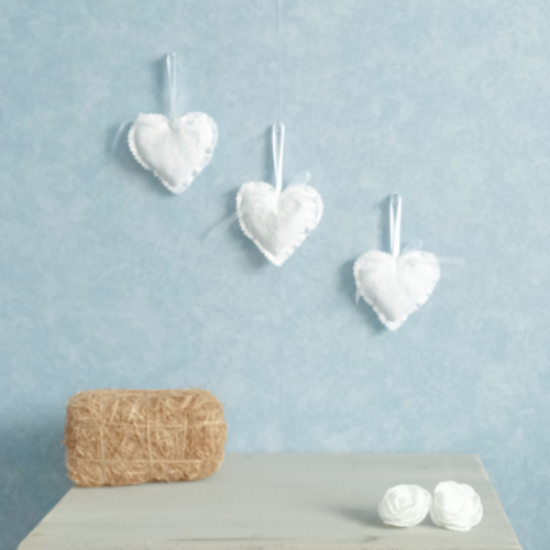 Lot de 3 cœurs décoratifs, coton brodé blanc, déco romantique, accessoire éco-responsable.