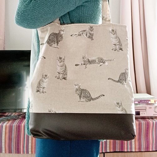 Tote-bag imprimé chats en coton et simili cuir – doublure à pois et poche intérieure, fait main
