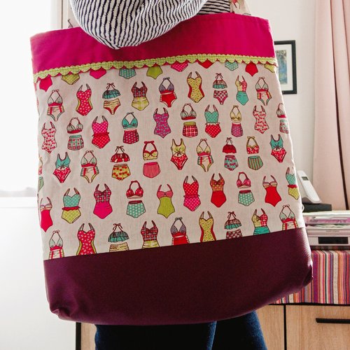 Tote-bag rétro en coton imprimé maillots de bain – framboise, simili cuir et ruban cœur