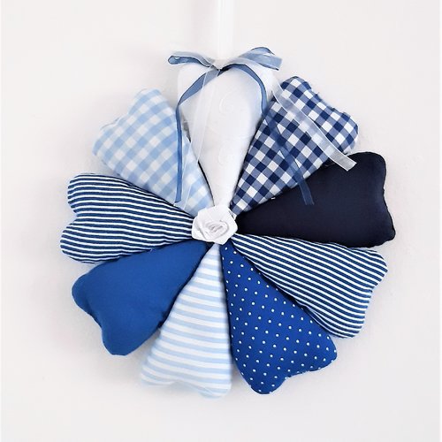 Couronne de cœurs en tissus bleus & blancs | décoration murale cosy | déco de portes chambre enfant & salon | faite main