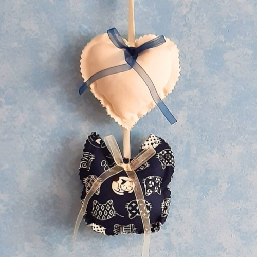 Guirlande déco cœur coton écru & chat tissu japonais bleu – suspension murale artisanale – modèle unique fait main – style cosy