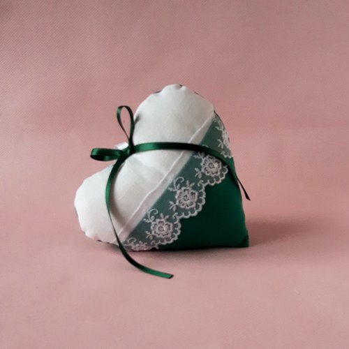 Cœur à suspendre, décoration murale en tissu, décoration de chalet, tissu coton blanc et vert sapin avec dentelle.