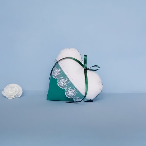 Cœur à suspendre tissu vert sapin et dentelle, coussin de porte, décoration murale cosy chic, cadeau artisanal