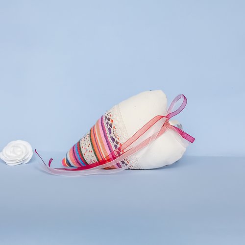 Cœur allongé tissu rayé multicolore, suspension murale cosy, décoration bohème chic, dentelle coton fait main