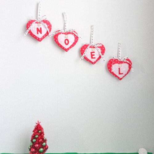 Cœurs de noël décoratifs en tissu rouge et blanc – déco artisanale festive et chaleureuse