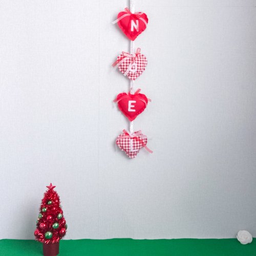 Guirlande de noël artisanale en cœurs rouges et vichy – décoration murale festive