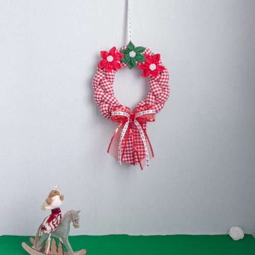 Couronne de noël tressée vichy, décoration murale festive rouge, tissu coton fait main, ambiance cosy traditionnelle