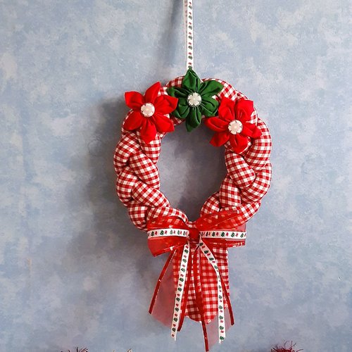 Couronne de noël tressée vichy, décoration murale festive rouge, tissu coton fait main, ambiance cosy traditionnelle