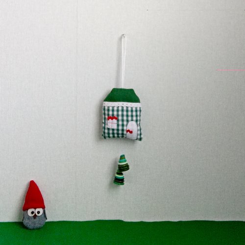 Maison décorative de noël en tissu vichy vert – suspension artisanale avec boutons sapins