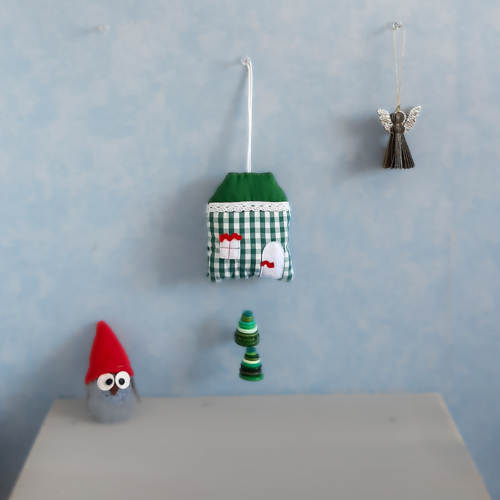 Maison du père noël - maison en tissu - ornement de sapin - décoration de noël - suspension décorative