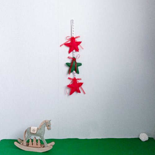 Guirlande de noël étoiles rouges et vertes – déco murale artisanale en tissu
