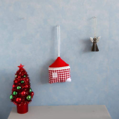 Maison du père noël à suspendre - ornement de noël - maison en tissu - décor de fêtes - décoration de sapin
