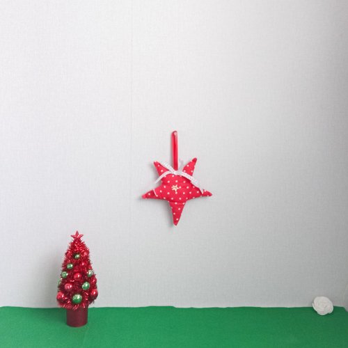 Étoile de noël rouge en tissu – déco artisanale avec bouton bois et ruban argenté – ornement suspendu fait main