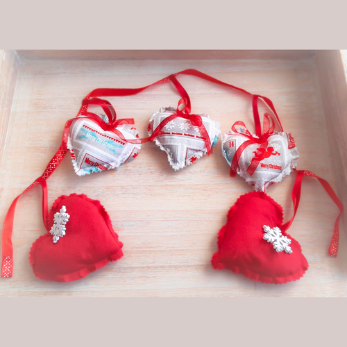 Guirlande de noël cœurs rouges flocon bois | décoration festive tissu fait main | ornement mural cosy | esprit de noël artisanale
