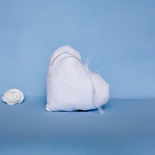 Œur décoratif blanc brodé fleurs arabesques | coussin ornement à suspendre coton élégant | décoration murale romantique cosy