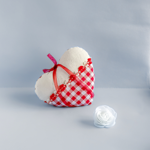 Cœur à suspendre, décoration de chalet, tissu à carreaux rouge et beige, cœur en tissu, ruban à fleurs.