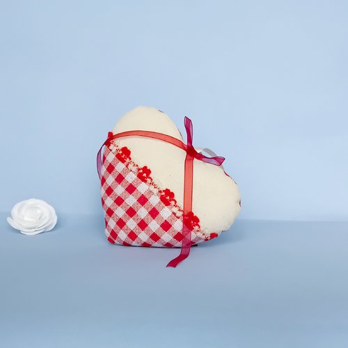 Cœur décoratif tissu coton écru rouge à suspendre | décoration murale cosy vichy | coussin ambiance maison de campagne fait main