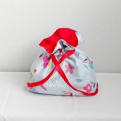 Pochon fleuri bleu ciel – sac de rangement fait main – doublure rouge vive – pochette déco en tissu polyester