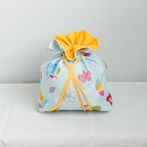 Pochon tissu bleu ciel fleurs multicolores – sac rangement doublé coton jaune – accessoire déco ou voyage – modèle unique fait main