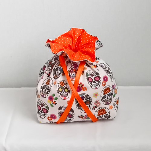 Pochon en coton imprimé têtes de morts fleuries, doublure orange à pois blancs, rangement original et décoratif, fait main