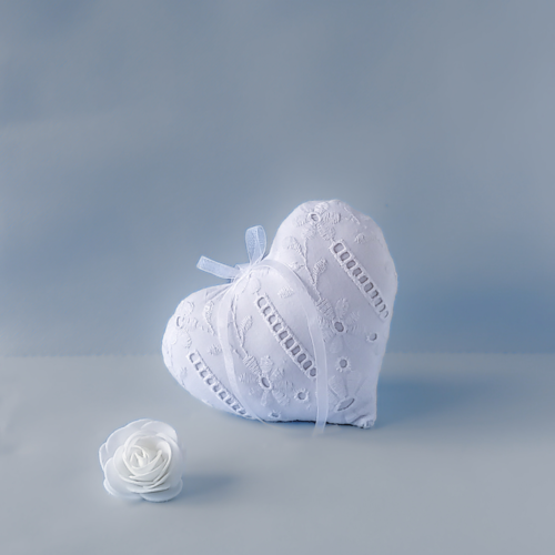 Cœur décoratif à suspendre en coton brodé blanc, rubans organza - coussin de porte