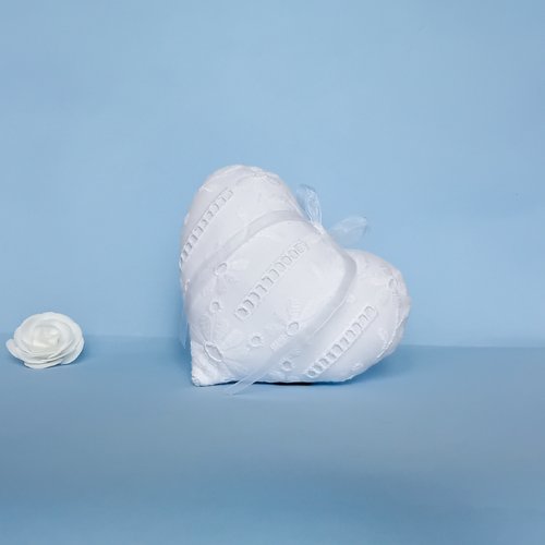 Cœur décoratif blanc broderie anglaise | coussin déco romantique vintage upcycling | ornement à suspendre coton élégant cosy