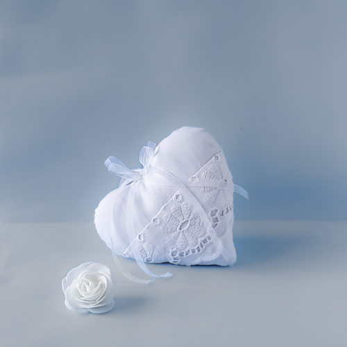 Cœur décoratif en tissu brodé blanc, suspension murale ou à accrocher, rubans organza, fait main pour une déco douce