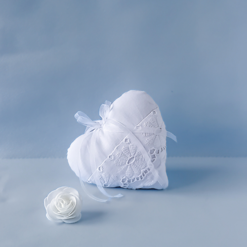 Cœur décoratif blanc brodé à suspendre – déco romantique campagne chic, cadeau fait main poétique