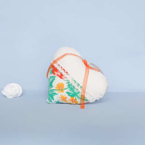 Cœur décoratif en tissu fleuri orange et blanc cassé – cœur à suspendre fait main – déco murale textile romantique