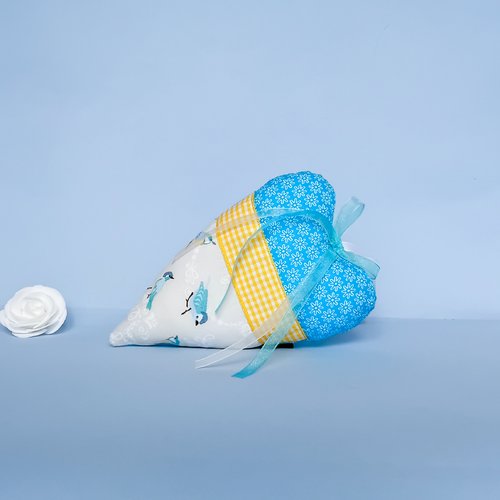Cœur allongé tissu oiseaux et fleurs, suspension décoration murale cosy, coussin de porte turquoise jaune fait main