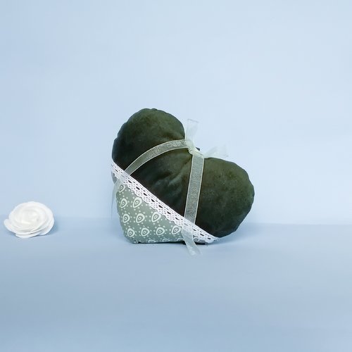 Cœur suspendu velours vert bouteille, décoration murale cosy chic, dentelle coton, coussin de porte fait main