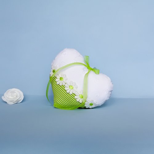 Cœur coussin de porte rayé vert blanc, décoration cosy marguerites brodées, galon fleurs, cadeau champêtre fait main