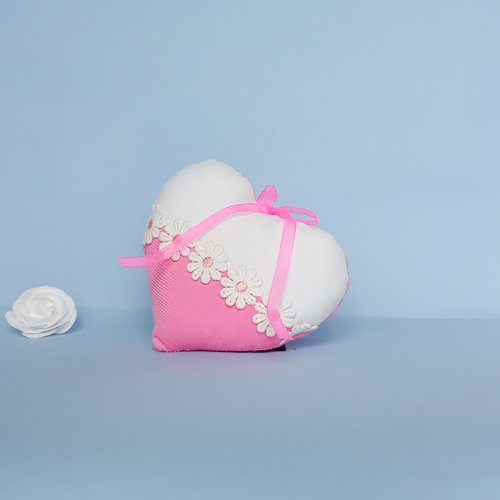 Cœur suspendu velours rose côtelé et blanc, décoration cosy marguerites, coussin de porte, cadeau romantique fait main