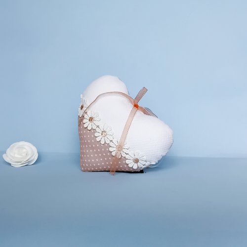 Cœur suspendu coussin beige à pois, décoration murale cosy, galon marguerites, cadeau fait main romantique