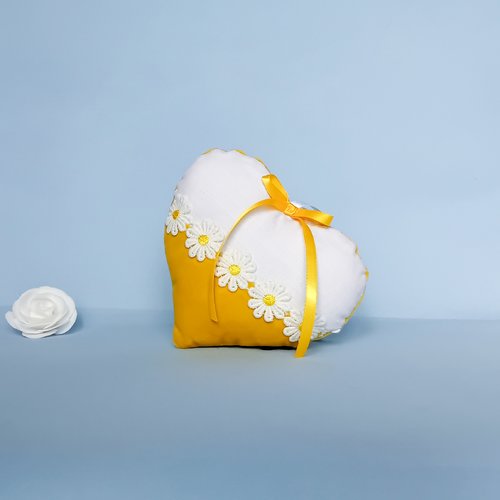 Cœur coussin de porte velours jaune moutarde et blanc, décoration cosy marguerites, fait main lumineux