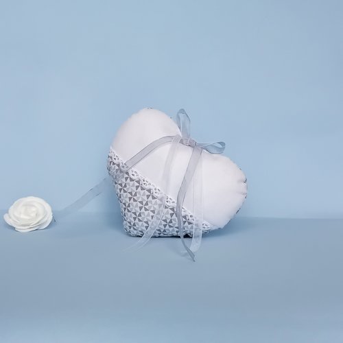 Cœur décoratif à suspendre coton blanc gris | coussin géométrique triangles | décoration murale moderne cosy scandinave fait main