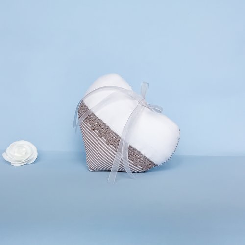 Cœur décoratif à suspendre coton rayé blanc gris | coussin déco tissu gaufré dentelle | ornement mural chic cosy style scandinave