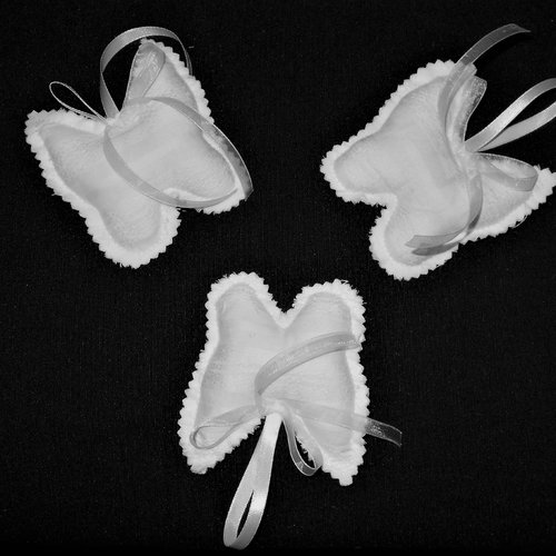 Papillon décoratif en tissu blanc structuré, à motif discret, fait main - décor mural