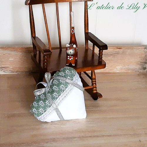 Cœur à suspendre, décoration en tissu, coton imprimé vert et blanc, décoration de chalet, ruban fantaisie argenté.