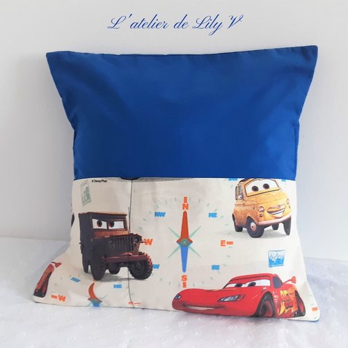 Housse de coussin enfant cars – tissu bleu et imprimé flash mcqueen – poches de rangement – coussin déco 40x40