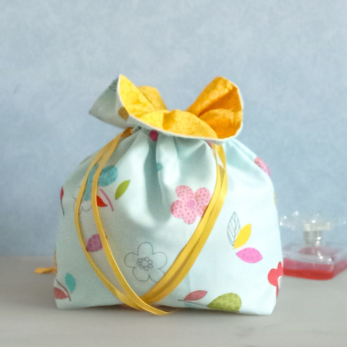Pochon tissu fleurs bleu ciel doublure jaune soleil sac à coulisse pochette cadeau réutilisable sac rangement voyage vrac zéro déchet