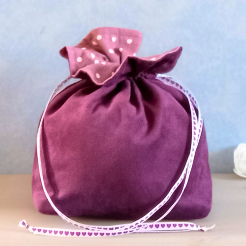 Pochon suédine prune upcycling doublure rose pois sac à coulisse pochette cadeau réutilisable sac rangement voyage fait main cœurs chic