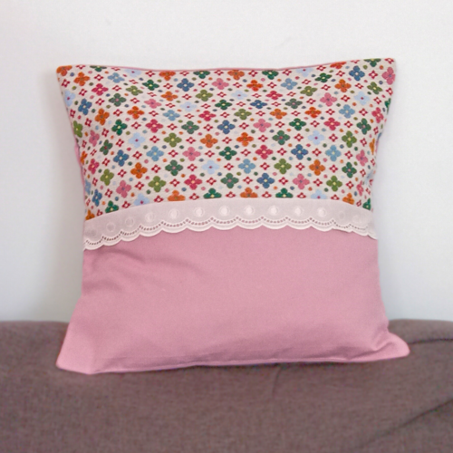 Housse de coussin décorative 40x40 cm en coton rose et tissu jacquard fleuri, faite main, style cosy chic