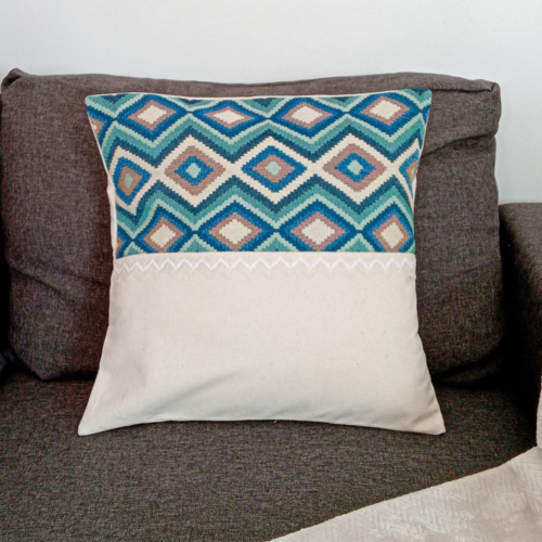 Housse de coussin 40x40 cm, coton écru et tissu bleu à motifs géométriques, style cosy chic, création artisanale fait main