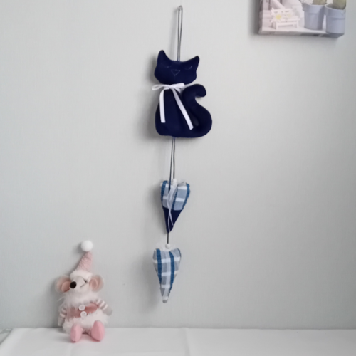 Mobile déco chat velours bleu marine, cœurs tissu coton bleu, perles bois – suspension murale enfant fait main, style rétro cosy