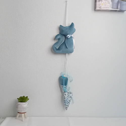 Mobile chat suspendu décoratif – velours bleu vert, cœurs liberty coton – fait main, cosy, mural ou chambre bébé