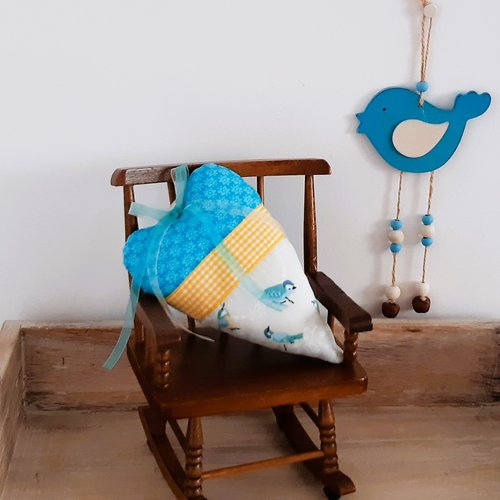 Cœur allongé tissu oiseaux et fleurs, suspension décoration murale cosy, coussin de porte turquoise jaune fait main