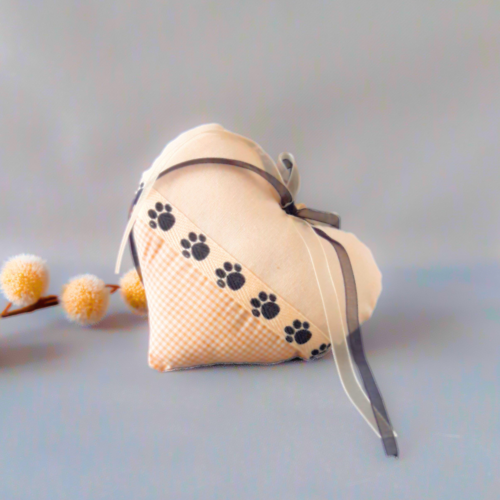 Cœur coussin de porte motif pattes de chat, décoration murale cosy beige écru, cadeau amoureux des animaux